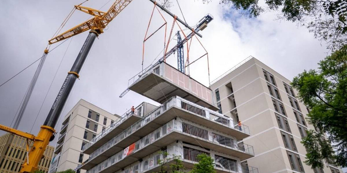 Barcelona builds 40-apartment public housing building in 10 days using prefabricated modules